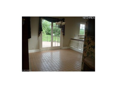Dinette off kitchen and open to great room overloo