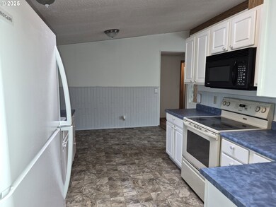 211 NE 70th St, Newport, OR 97365 - photo 6