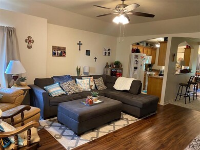 200 Candlewood Cir, Gainesville, TX 76240 - photo 2