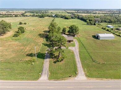 2104 E Columbia St, Okemah, OK 74859 - photo 4