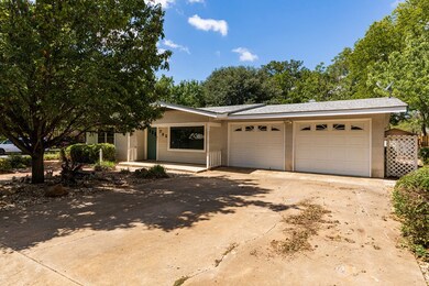 702 N Edison St, Fredericksburg, TX 78624 - photo 4