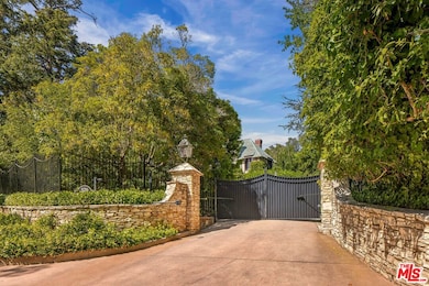 570 S Mapleton Dr, Los Angeles, CA 90024 - photo 2