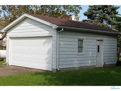Detached Garage.