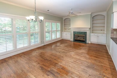 Large room with breakfast area and built-in bookca