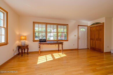 43 Roosevelt Cir W, Red Bank, NJ 07701 - photo 3