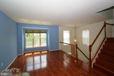 2431 Fox Mine Ln, Herndon, VA 20171 - photo 5