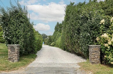 81 Ashurst Ave, Middletown, RI 02842 - photo 2