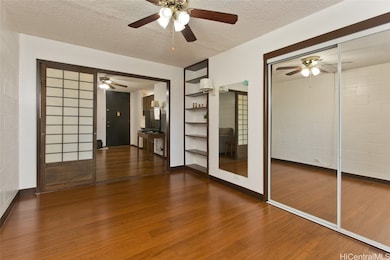 bedroom: comfortable size.