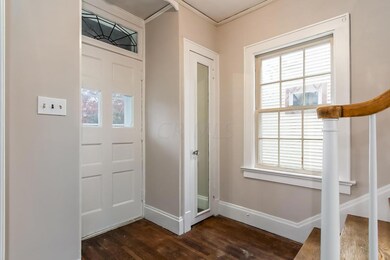 258 E Como Entry