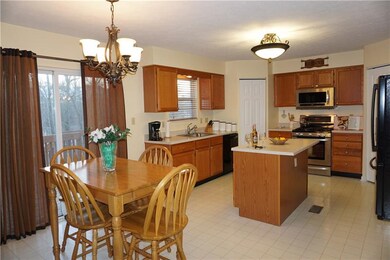 Fully Equipped Eat-In-Kitchen with 2 Corner Pantry