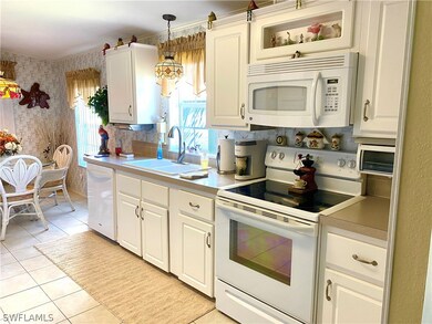 Spacious Kitchen w/Bkfst Nook