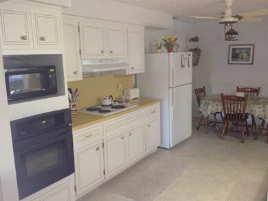 Eat-in kitchen dinette