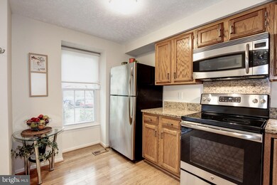 1671 Fieldthorn Dr, Reston, VA 20194 - photo 2