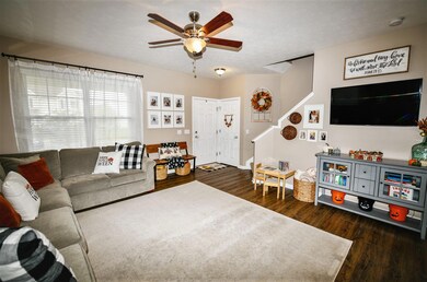 Living Room: 16'x16'
