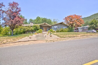 1090 NE Savage St, Grants Pass, OR 97526 - photo 2