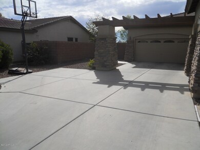 Spacious Driveway