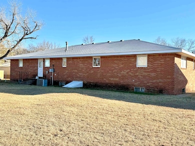 706 W Park, Hooker, OK 73945 - photo 3