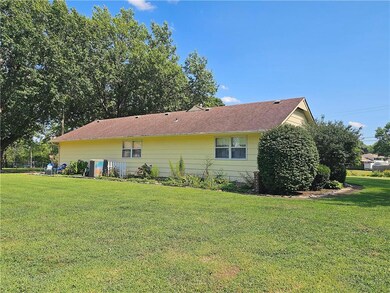 641 W 1st Ave, Garnett, KS 66032 - photo 5