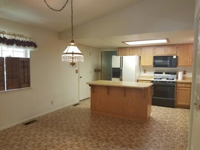 878 Deodara Ct, Grants Pass, OR 97527 - photo 3