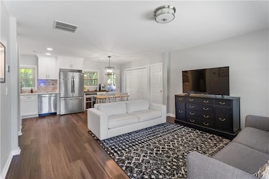 Inviting & Bright Entry!