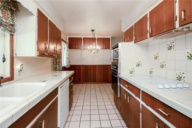 7211 Forest Ct, Windsor Heights, IA 50324 - photo 2