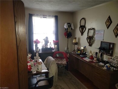 907 Montgomery St, Reidsville, NC 27320 - photo 5