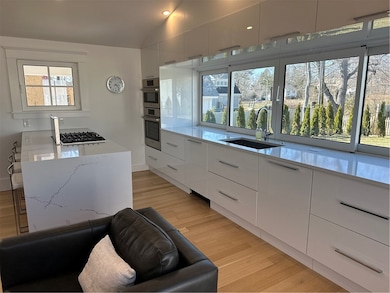 76 Memorial Blvd unit Rear, Newport, RI 02840 - photo 2