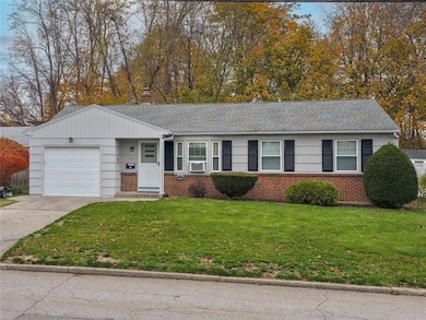 110 Crest Dr, Pawtucket, RI 02861 - photo 2