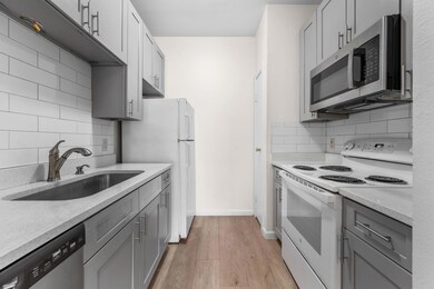 Kitchen with appliances with stainless steel fini