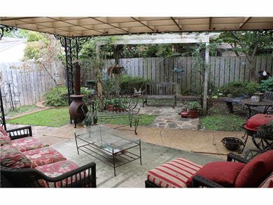 Beautiful covered back patio & garden