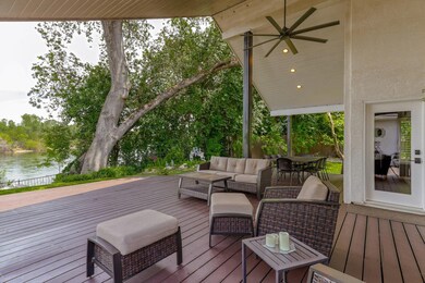 Expansive deck