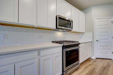 Kitchen with appliances with stainless steel fini