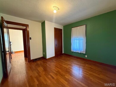 1224 W Jefferson St, Vandalia, IL 62471 - photo 4