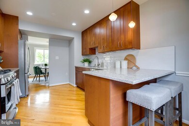 9662 Lindenbrook St, Fairfax, VA 22031 - photo 7