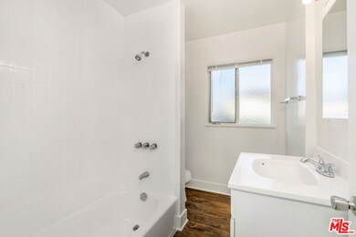 4900 Saint Elmo Dr, Los Angeles, CA 90019 - photo 7