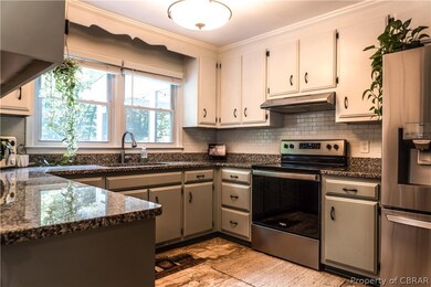 Kitchen with stainless steel appliances, light til