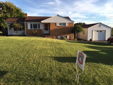Street view of this great ranch.
