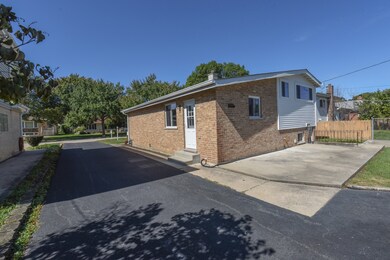 669 N Indiana St, Elmhurst, IL 60126 - photo 2