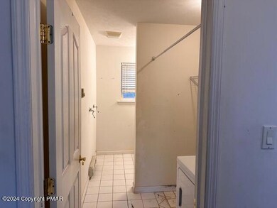 8070 Red Squirrel Dr unit H84, Tobyhanna, PA 18466 - photo 6