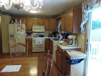 Kitchen. BEAUTIFUL CABINETRY AND KITCHEN APPLIANCE
