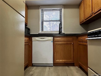 143 Bailey Ct unit 143, Middle Island, NY 11953 - photo 5