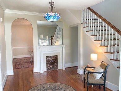 642- Foyer, Staircase