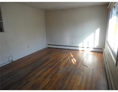 Living Room. Nice bright livingroom.....