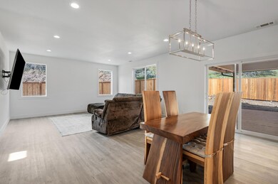 dining great room_2450sf_RealSavi_Klamat