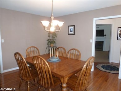 Dining Room - Hardwood Floors & Freshly Painted-En