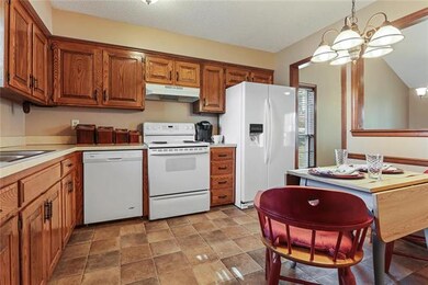 9942 Edelweiss Cir, Shawnee, KS 66203 - photo 2