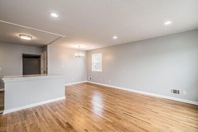 9317 Hudson Ln, Louisville, KY 40291 - photo 4