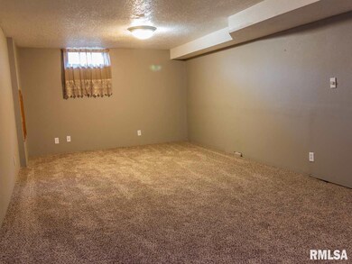 3122 Mckinley Ave, Davenport, IA 52802 - photo 4