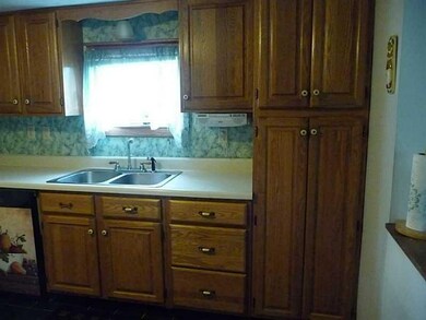 Kitchen. Raised panel oak cabinetry with neutral l