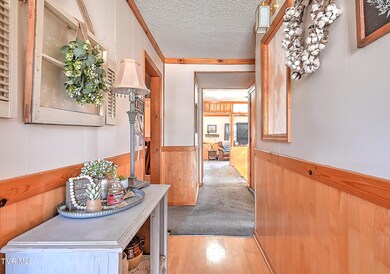 610 Hiwassee Hill Dr, Johnson City, TN 37601 - photo 4